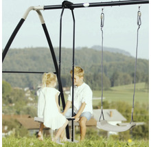 Balancelle double avec deux enfants dans le jardin