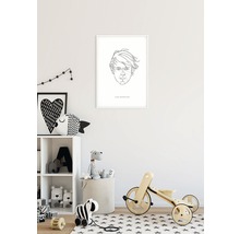 Chambre d''enfant lumineuse avec des jouets et un portrait de Luke Skywalker encadré au mur.