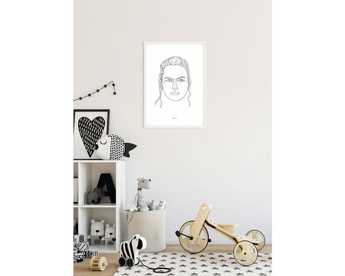 Chambre d''enfant avec portrait encadré, étagère et jouets