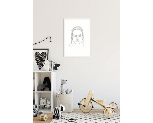 Chambre d''enfant avec tableau mural, étagère à jouets et vélo en bois.