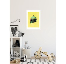 Gerahmtes Poster mit Illustration eines Helms in einem Kinderzimmer