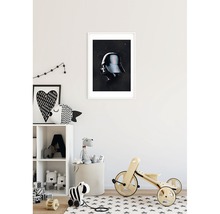 Poster décoratif avec motif Dark Vador dans un cadre blanc sur le mur de la chambre d''enfant.