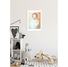 Chambre d''enfant avec affiche encadrée de Princesse Leia, étagère, jouets et tricycle