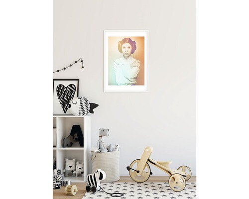 Chambre d''enfant avec affiche encadrée de Princesse Leia, étagère, jouets et tricycle