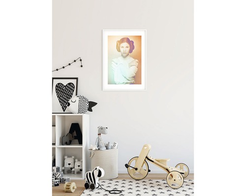 Chambre d''enfant avec étagère, jouets et portrait encadré au mur