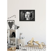 Affiche en noir et blanc représentant une scène de film dans une chambre d''enfant.