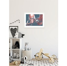 Chambre d''enfant avec une peinture murale, une étagère, des jouets et un tapis à motifs d''étoiles pour une atmosphère lumineuse et organisée.