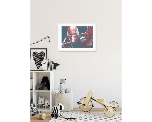 Chambre d''enfant avec étagère, jouets et une photo d''un personnage de Star Wars