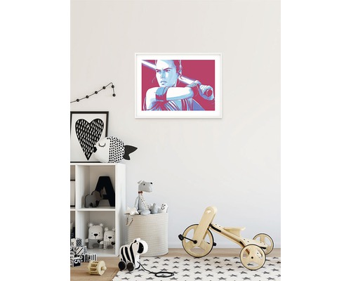 Gerahmtes Star Wars Poster mit Rey im Kinderzimmer
