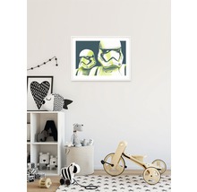 Kinderzimmer mit Wandbild von Star Wars Stormtroopern, Spielzeugregal, Korb mit Stofftieren und Holzfahrzeug.