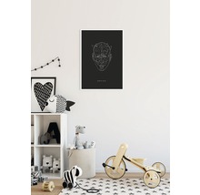 Chambre d''enfant avec une décoration murale de Darth Maul, des jouets et un tricycle