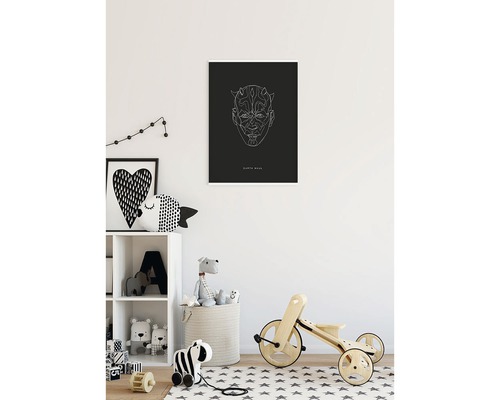 Chambre d''enfant avec étagère, jouets et une affiche de Darth Maul au mur