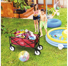Szene im Garten mit Bollerwagen, Planschbecken und zwei Kindern