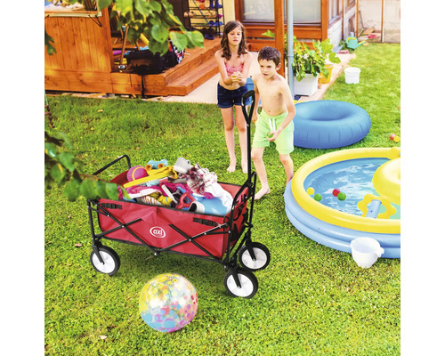 Scène de jardin avec chariot, pataugeoire et deux enfants