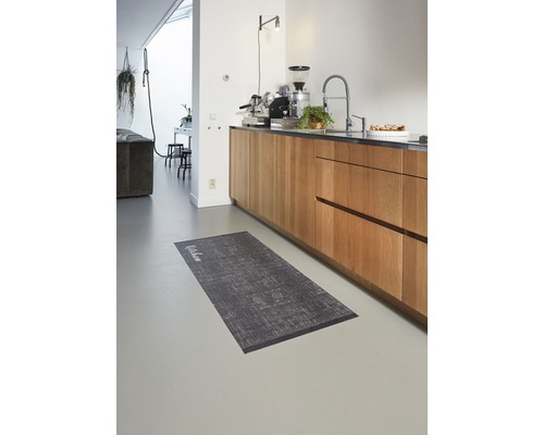 Graue Küchenmatte im modernen Küchendesign.