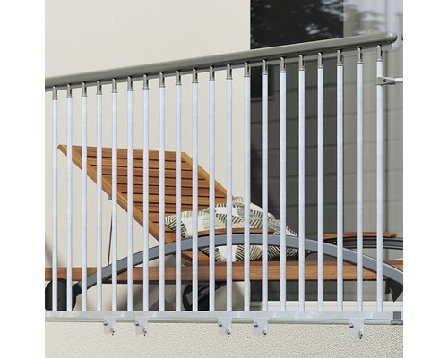 Balkongeländer mit Liegestuhl im Hintergrund