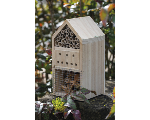 Insektenhotel aus Holz mit Bambusröhren und Gitter