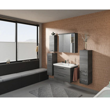 Modernes Badezimmer mit Waschtisch, Spiegelschrank und Fensterbank mit Sitzkissen