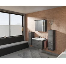 Badezimmer mit Waschtisch, Spiegelschrank und Sitzbank am Fenster