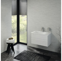 Salle de bains moderne avec meuble-lavabo suspendu blanc, robinetterie et étagère