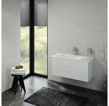 Salle de bain lumineuse avec meuble sous-vasque, tabouret avec serviettes et tapis