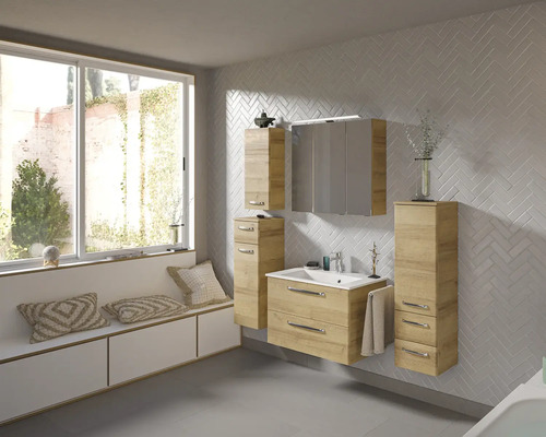 Helles Badezimmer mit Waschtisch, Spiegelschrank und Hochschränken im Holzdekor