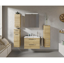 Badezimmer mit Waschtisch, Spiegelschrank und Hochschränken