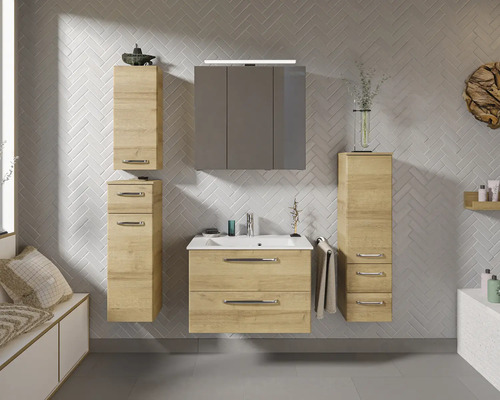 Badezimmer mit Waschtisch, Spiegelschrank und Hochschränken