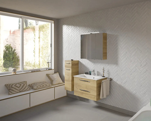 Badezimmer mit Waschbeckenunterschrank, Spiegelschrank und Sitzbank am Fenster