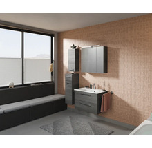 Badezimmer mit Waschbeckenunterschrank, Spiegelschrank, Hochschrank, Fensterbank und gefalteten Jalousien