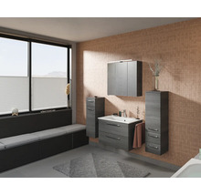 Badezimmer mit Waschtisch, Spiegelschrank und Unterschrank in Holzoptik sowie Fensterbank mit Sitzgelegenheit