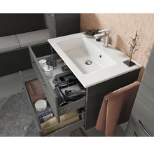 Waschtischunterschrank mit Auszügen und eingelassenem Waschbecken im Badezimmer