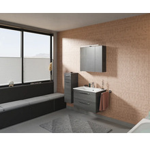 Badezimmer mit Waschtisch, Spiegelschrank, Unterschrank, Fenster mit Plissee und Bank