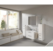 Modernes Badezimmer mit weißen Möbeln, Waschbeckenunterschrank, Spiegelschrank und großem Fenster.