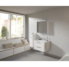 Helles Badezimmer mit Waschbeckenunterschrank, Spiegelschrank, Hängeschrank, Fenster und Sitzbank mit Kissen.