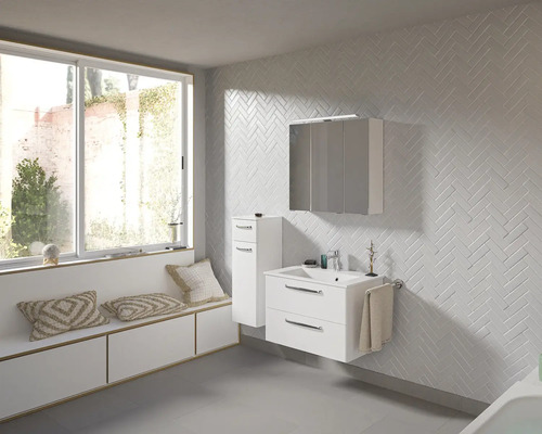Helles Badezimmer mit Waschbeckenunterschrank, Spiegelschrank, Hängeschrank, Fenster und Sitzbank mit Kissen.