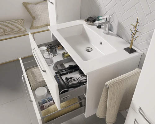 Badezimmer mit Waschbeckenunterschrank, offenem Schubladensystem und Badaccessoires