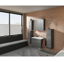 Helles Badezimmer mit Waschtisch, Spiegelschrank, Hochschrank und Fensterbank mit Sitzkissen