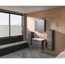 Badezimmer mit Waschtisch, Spiegelschrank und Hochschrank in Holzoptik