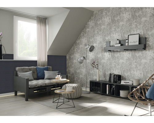 Salon avec canapé convertible, tables d''appoint, lampadaire et papier peint à motifs