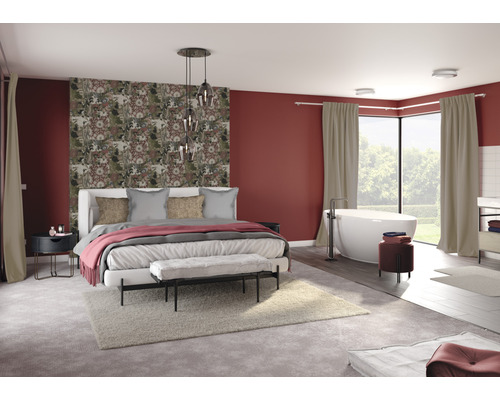 Chambre spacieuse avec lit double, papier peint, baignoire et tapis pour une ambiance chaleureuse