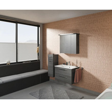 Modernes Badezimmer mit Waschtisch, Spiegelschrank und Sitzbank
