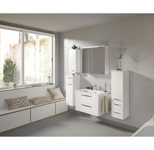Helles Badezimmer mit Waschbecken, Spiegelschrank, Hochschränken und Sitzbank am Fenster