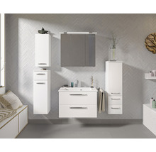 Helles Badezimmer mit Waschtisch, Spiegelschrank und Hochschränken