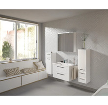 Helles Badezimmer mit Waschtisch, Spiegelschrank und Stauraum