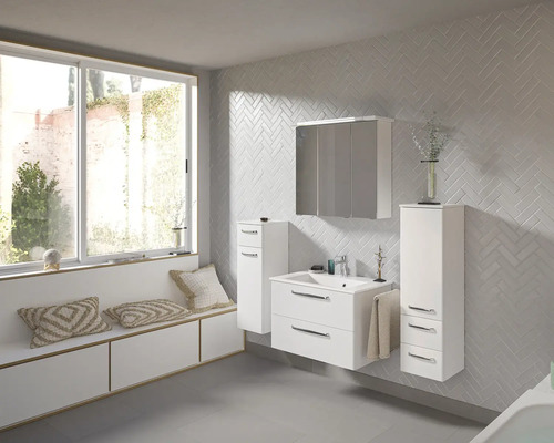 Helles Badezimmer mit Waschtisch, Spiegelschrank und Stauraum