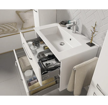 Badezimmer mit Waschbeckenunterschrank, offenem Schubladensystem und diversen Badutensilien
