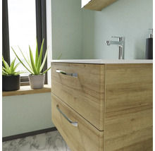 Waschtischunterschrank aus Holz mit zwei Schubladen und verchromten Griffen im Badezimmer.