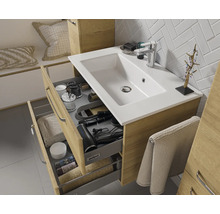 Badezimmer mit offenem Waschtischunterschrank, Waschbecken und Armatur