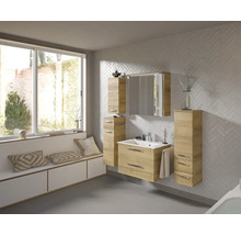 Modernes Badezimmer mit Waschtisch, Spiegelschrank und Hochschränken in Holzoptik.